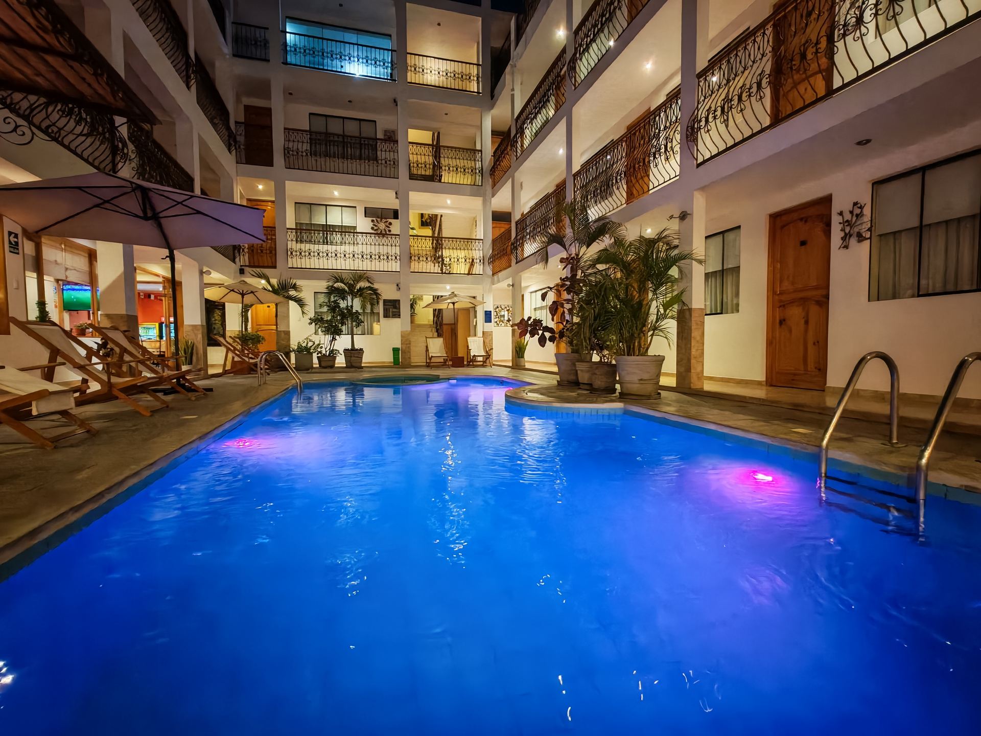Piscina y terraza de hotel premium